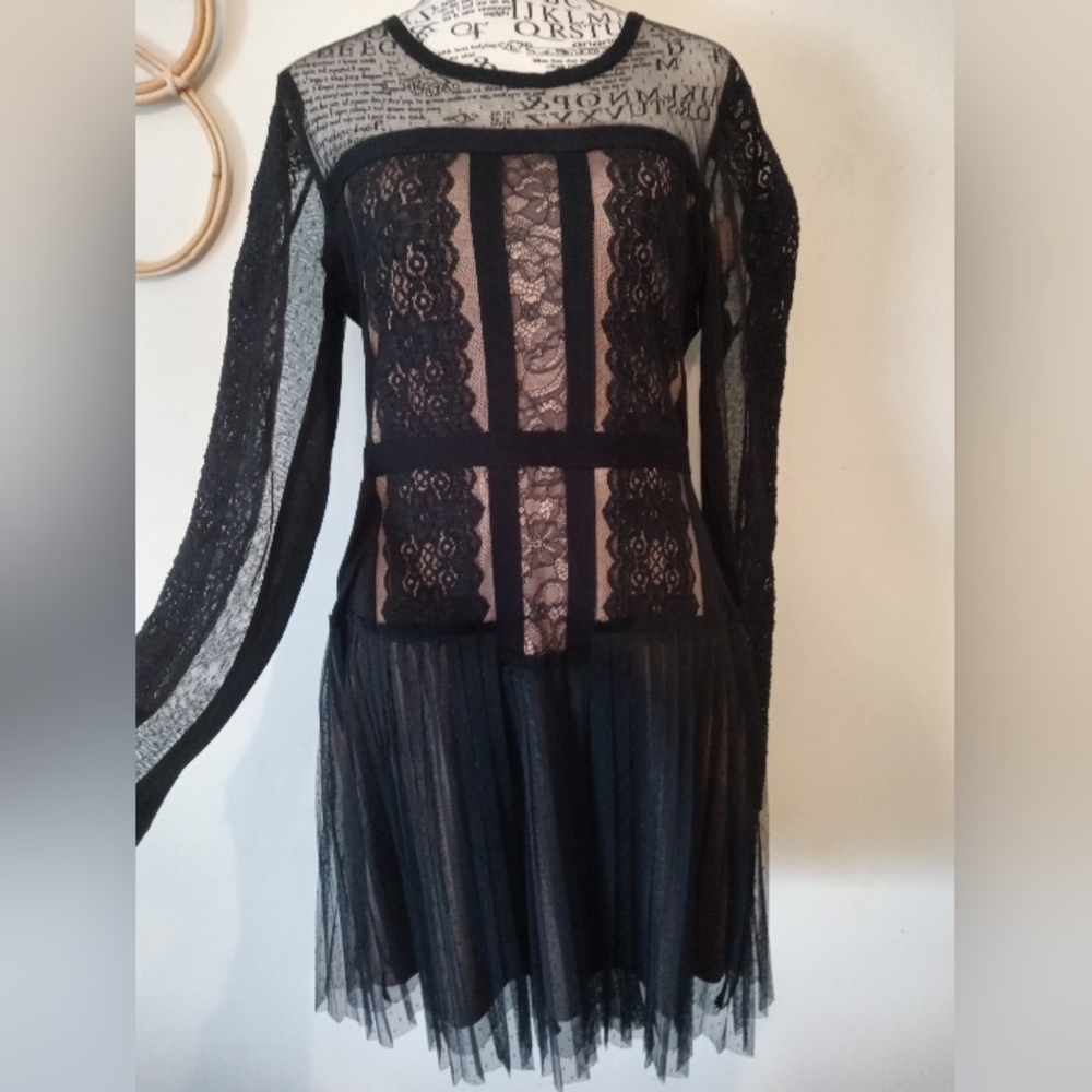 BCBG Maxazria Black Lace Long Sleeves Cocktail Dress Size M - Picture 4 of 13
